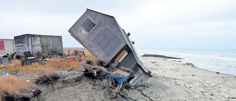 Auftauender Permafrost hat dieses Haus in Alaska zerstört. 
