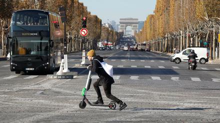 Ein E-Tretroller auf den Champs-Elysées in Paris