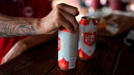 Ein Mann in Alabama öffnet ein Bier. Wieviel Alkohol auf den Partys floß, ist unklar. 