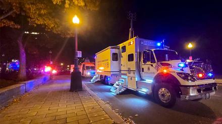 Polizei-Truck am Tatort: Die Polizei nahm nach eigenen Angaben am frühen Sonntagmorgen einen Verdächtigen in einem Mittelalter-Kostüm fest, der mit einem Schwert bewaffnet war.