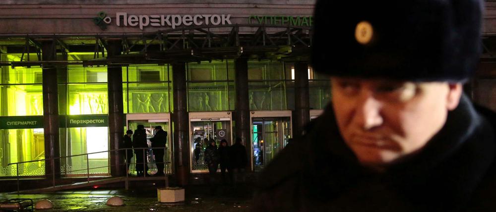 Ein Polizist bewacht den Unglücksort - einen Supermarkt in St. Petersburg.