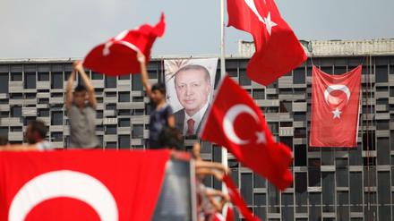In der Nähe des zentralen Taksim-Platzes in Istanbul schwenken Erdogan-Anhänger türkische Nationalflaggen unter einem Porträt des Präsidenten.
