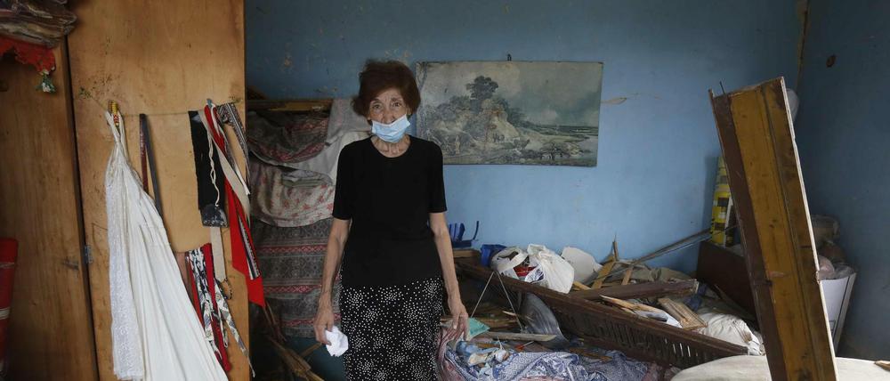 Eine Frau in den Überresten ihrer Wohnung in Beirut.