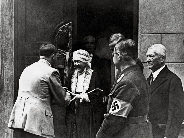 Philosophische Handreichung für die Nazis? Adolf Hitler wird bei einem Besuch des Nietzsche-Archivs in Weimar von Elisabeth Nietzsche empfangen.