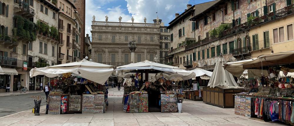 Seltsam deplatziert wirken die Souvenirstände auf der Piazza in Verona. Nur etwa ein Drittel hat geöffnet.