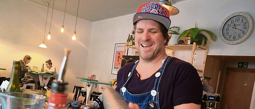 Hilft gegen Kater? Allan, Chef vom "Allan's Breakfast Club" mixt einen "Bloody Mary" in seinem Lokal in Rykestraße in Prenzlauer Berg.