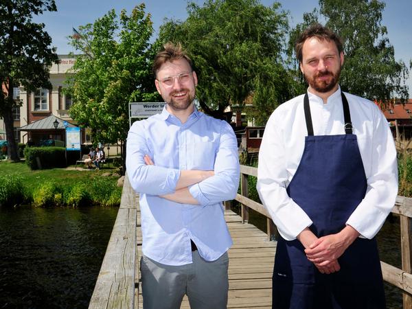 Gastgeber Patrick Schwatke und Küchenchef Thomas Hübner empfangen ihre Gäste in einem schlichten Restaurant am Wasser.