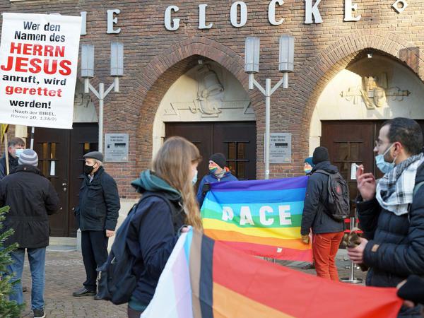 Anhänger und Gegner des evangelikalen Bremer Pastors Olaf Latzel demonstrierten am 25.11. für und gegen den homofeindlichen Pfarrer.