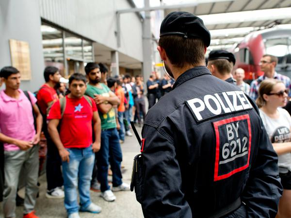 Flüchtlinge, die kurz zuvor mit einem Zug aus Wien angekommen sind, warten in München.