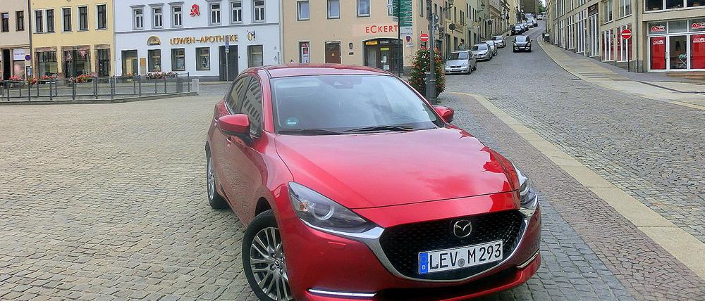 Neue Farben, frischer Look und größerer Kühlergrill - der Mazda2 auf dem Markt in Annaberg.