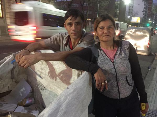 Ani Rodriguez und ihr Mann leben davon, Karton und Dosen aus dem Müll zu fischen.