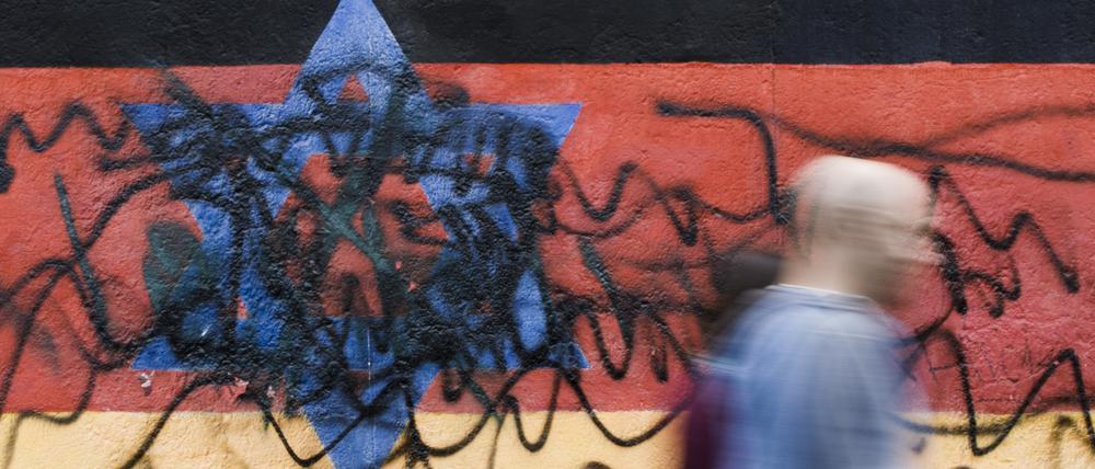 Das Wandbild „Vaterland“, das die schwarz-rot-goldene Deutschlandfahne mit blauem Davidstern zeigt, wurde von Unbekannten mit schwarzer Farbe beschmiert. Antisemitische Vorfälle dieser Art sind inzwischen weit verbreitet.