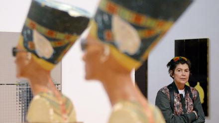 Die Künstlerin Isa Genzken neben den von ihr geschaffenen Köpfen der Nofretete mit Sonnenbrilleni. Die Ausstellung "Isa Genzken - Mach dich hübsch!" wird bis zum 26.06.2016 im Martin-Gropis-Bau gezeigt. 