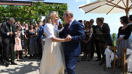Kneissl tanzt bei ihrer Hochzeit im Sommer 2018 mit dem russischen Präsidenten Wladimir Putin (Archiv).