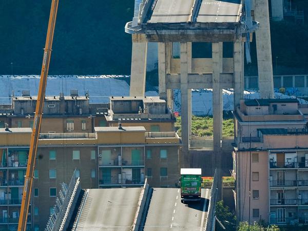 15.08.201 in Genua: Blick auf die am Vortag eingestürzte Autobahnbrücke