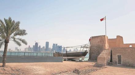 In Bahrain schauen sich Touristen die Festung Bu Maher an.