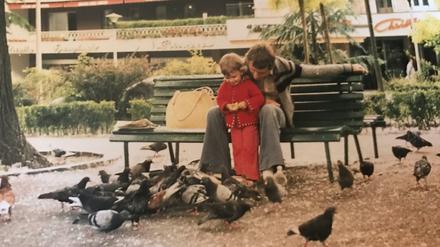 Frühjahr 1979. Esther (4) und ihr Vater Franz Kogelboom auf der Meraner Passerpromenade.