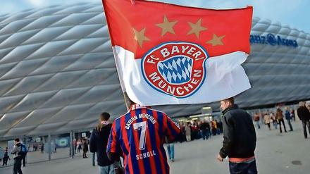Stern des Südens: Anhänger des FC Bayern vor der Allianz Arena in München.