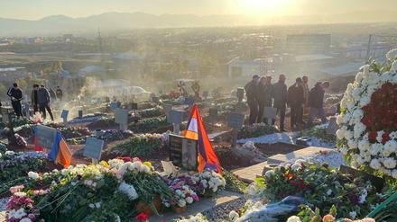 Die Friedhöfe in Armenien sind zurzeit voll von trauernden Menschen.