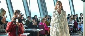 Models zeigen Mode des Labels William Fan bei der Offsite-Show im Berliner Fernsehturm. 
