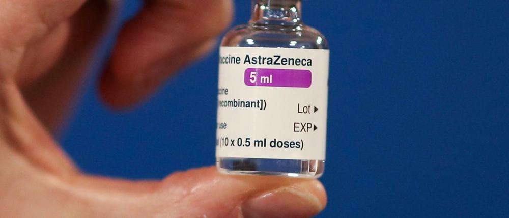 Eine Ampulle des Corona-Impfstoffs der Universität Oxford und des Pharmakonzerns Astrazeneca
