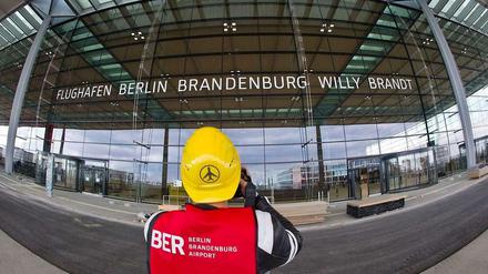 2012 hält ein Fotograf die Bauarbeiten am BER im Bild fest. Im Juni des Jahres hätte der Flughafen eröffnen sollen.