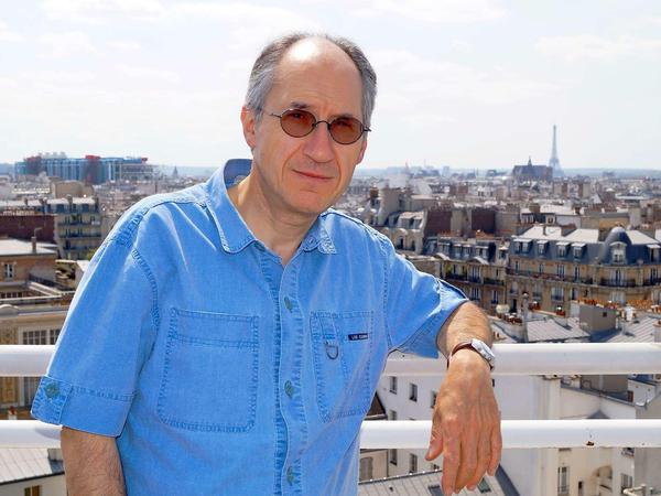 Gérard Biard, der Chefredakteur, hat Kopfschmerzen vor lauter kämpfen. 