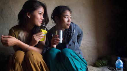 Nachdem Urmila (rechts) frei kam, lebte sie in einer Wohngemeinschaft. Eine der Mitbewohnerinnen war Saswati. Das Foto entstand während der Dreharbeiten zu dem Film „Urmila – für die Freiheit“.