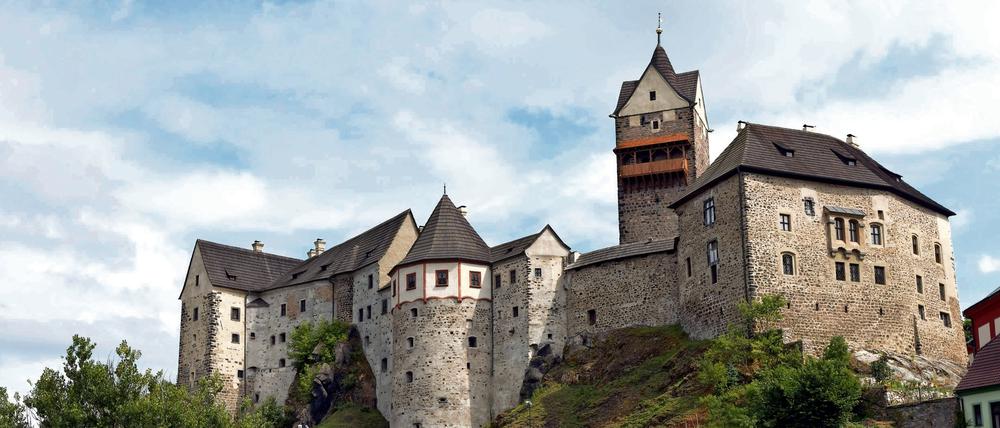 Die Burg ist das offizielle Wahrzeichen von Loket. Das 3000-Seelen-Städtchen bietet Besuchern gutes Essen und gutes Bier.