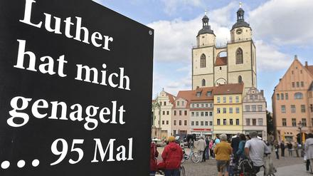 Bis zum 31. Oktober ist in der Lutherstadt Wittenberg in einer Open-Air-Galerie die Ausstellung 95 Türen zur Reformation zu sehen. 
