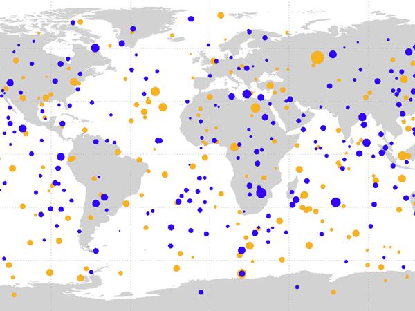 Eine Nasa-Karte der Erdtreffer zwischen 1994 und 2013. Das Streumuster ist so gleichmäßig, das Einschläge überall auf der Welt zu erwarten sind. Die Größe der Punkte zeigt die Menge an freigesetzter Energie an. Gelb sind die Einschläge bei Tag, blau die bei Nacht.