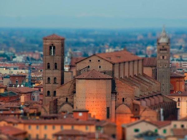 Alte Mauern. Bologna heißt wegen ihrer Ziegelsteinarchitektur auch „la rossa“.