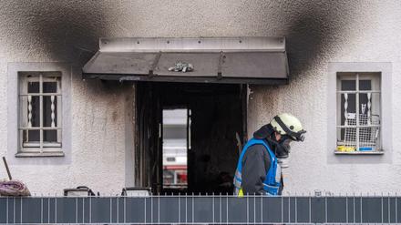 Ein Feuerwehrmann verlässt nach einem Brand ein Nürnberger Wohnhaus. 
