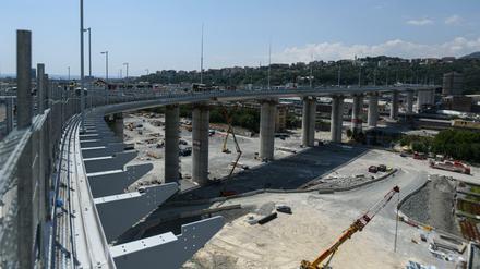 Gesamtansicht der neuen Brücke von Genua