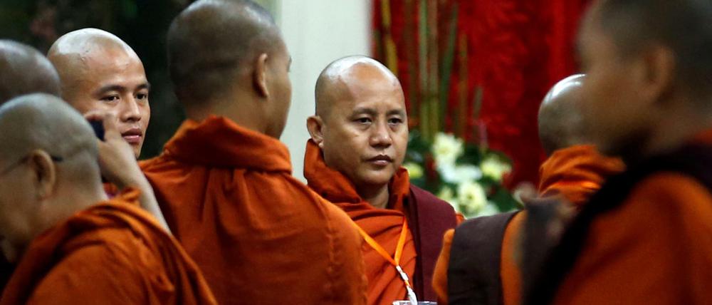Der Mönch Ashin Wirathu (Bildmitte), Oberhaupt eines Klosters, gilt als ideologisches Vorbild für die hetzenden Buddhisten.