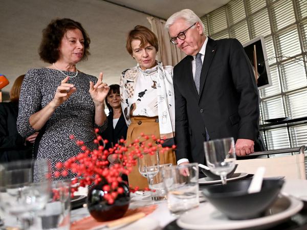 Erika Pfammatter (l.), Enkelin von Walter Gropius, erklärt Steinmeier und seine Frau Elke Büdenbender das Gropius-Haus.