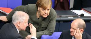 Horst Seehofer (links), Angela Merkel und Olaf Scholz. Die Kanzlerin betonte zuvor: "Das ist keine kleine Bundestagswahl."