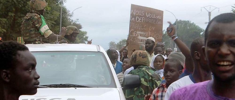 Die französische Armee und die Friedenstruppe der Afrikanischen Union konnten das Morden in der Zentralafrikanischen Republik nicht beenden. Frankreich soll das Land verlassen, fordern diese Demonstranten. 
