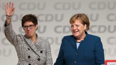 Annegret Kramp-Karrenbauer und Angela Merkel. 