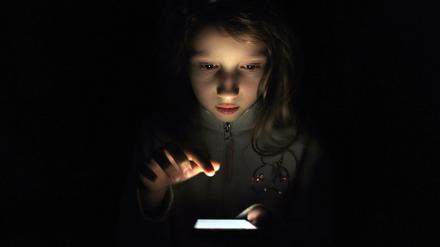 Im Dunkeln. Nicht alles, was Kinder auf dem Smartphone sehen, können Eltern kontrollieren.
