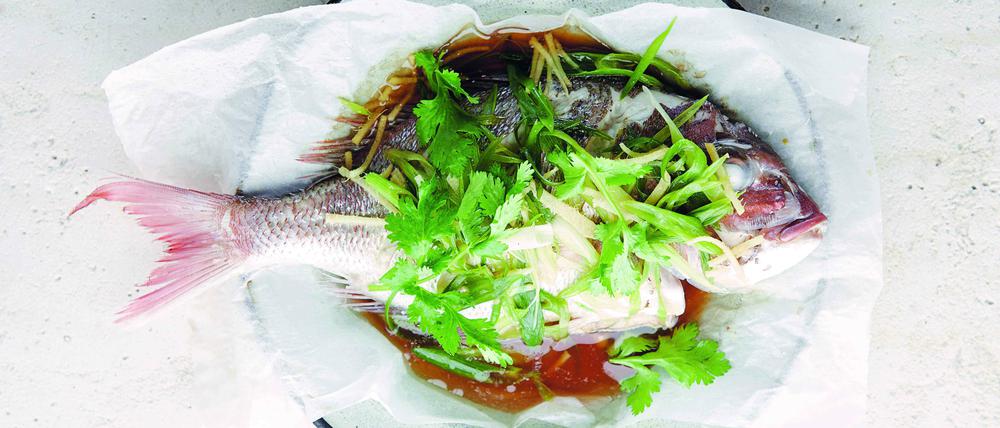 Gedämpfter Fisch aus dem Kochbuch "Chinesisch kochen für Einsteiger"