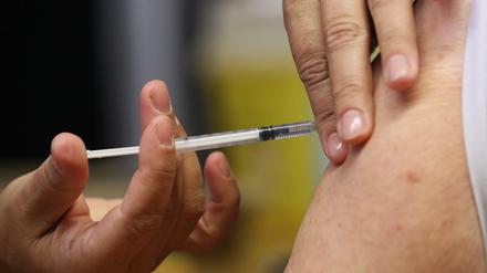 Ein Mensch erhält eine Corona-Schutzimpfung