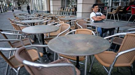 Keine Gäste. Das Corona-Virus bedroht auch Berlins Gastronomie. Das kann im Stadtbild jeder sehen. Dieser Kellner wartet im Café Lebensart Unter den Linden allein auf Gäste.