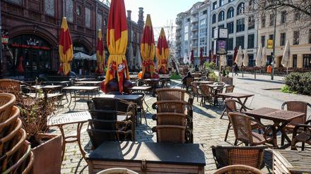 Gestapelte Stühle und leere Tische von geschlossenen Cafes und Restaurants sind auf dem Hackeschen Markt zu sehen.