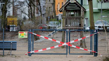Zum Schutz vor Ansteckung sind auch in Berlin die Spielplätze geschlossen - die meisten Berliner halten sich daran.