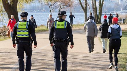 Corona-Maßnahmen: Polizisten kontrollieren an der Außenalster in Hamburg. 