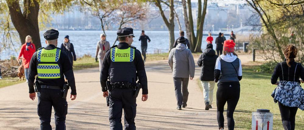 Corona-Maßnahmen: Polizisten kontrollieren an der Außenalster in Hamburg. 