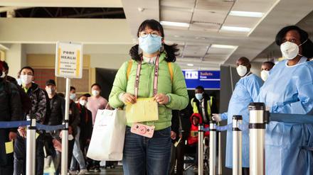 In Nairobi werden alle Passagiere, die von einem Flug aus China kommen bei ihrer Ankunft am Flughafen untersucht.