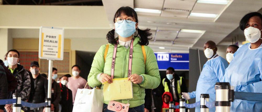 In Nairobi werden alle Passagiere, die von einem Flug aus China kommen bei ihrer Ankunft am Flughafen untersucht.