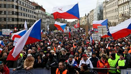 Protestteilnehmer bei einer Demonstration in Prag gegen die Corona-Maßnahmen der Regierung. Keiner der Abgebildeten Personen trägt einen Mund-Nasen-Schutz.